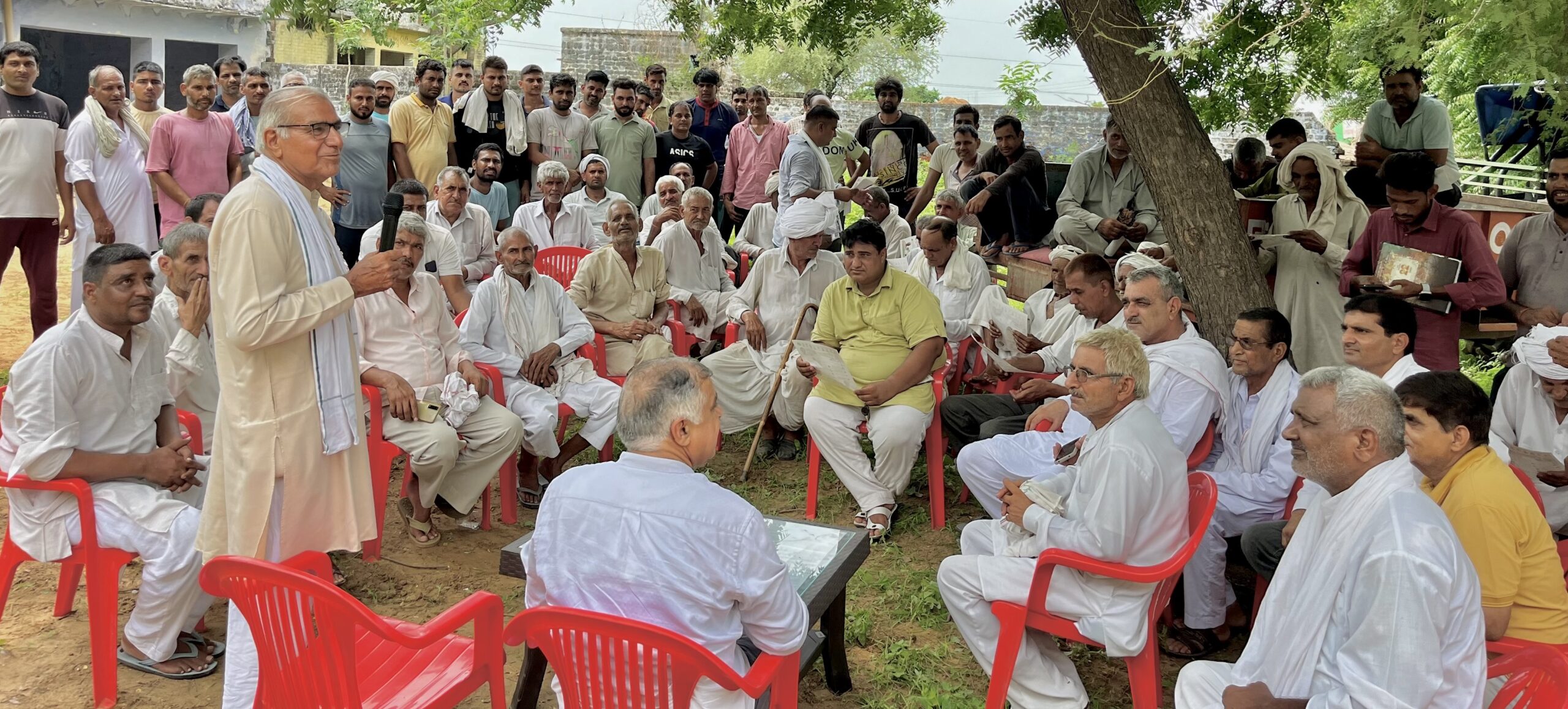 चरखी दादरी के बाढड़ा हलका में बुधवार को ग्रामीण सभा संबोधित करते पूर्व सीपीएस रणसिंह मान।