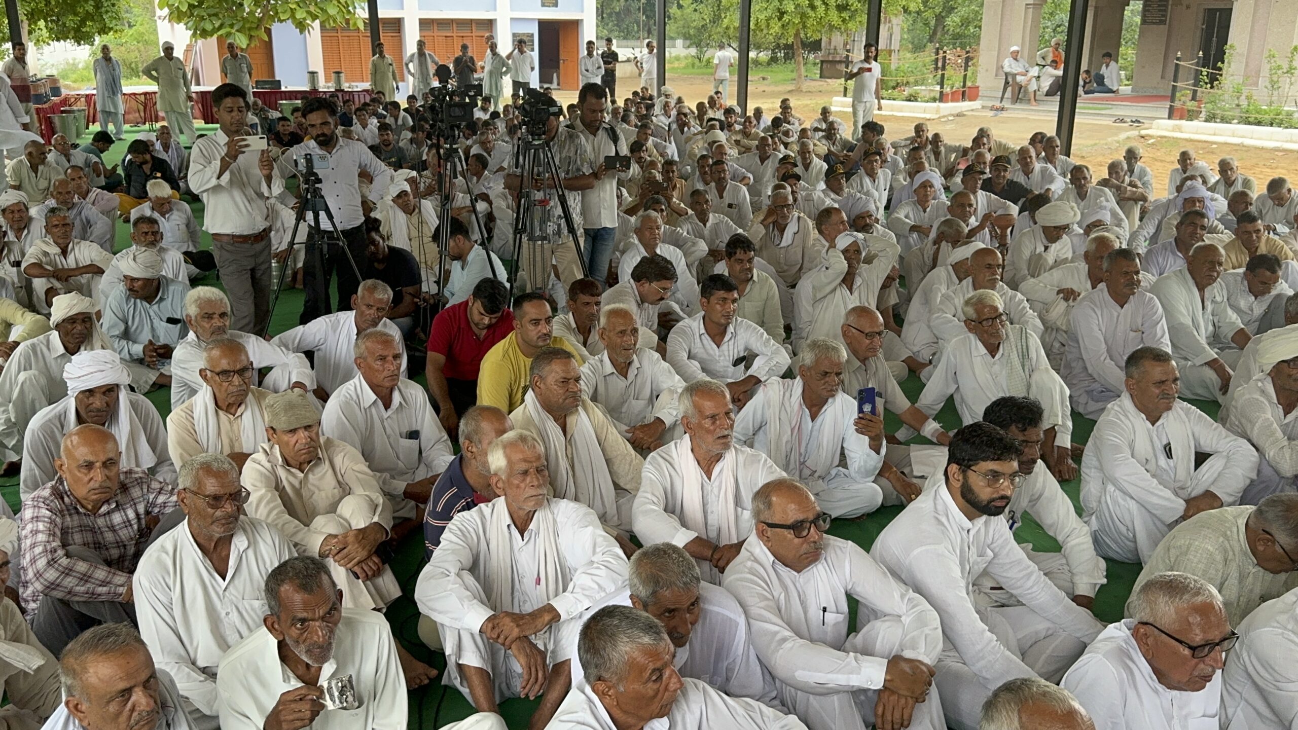 चरखी दादरी के गांव खेड़ी बूरा में रविवार को सर्वजातीय, सर्वखाप महापंचायत में उपस्थित पंचायत प्रतिनिधि।