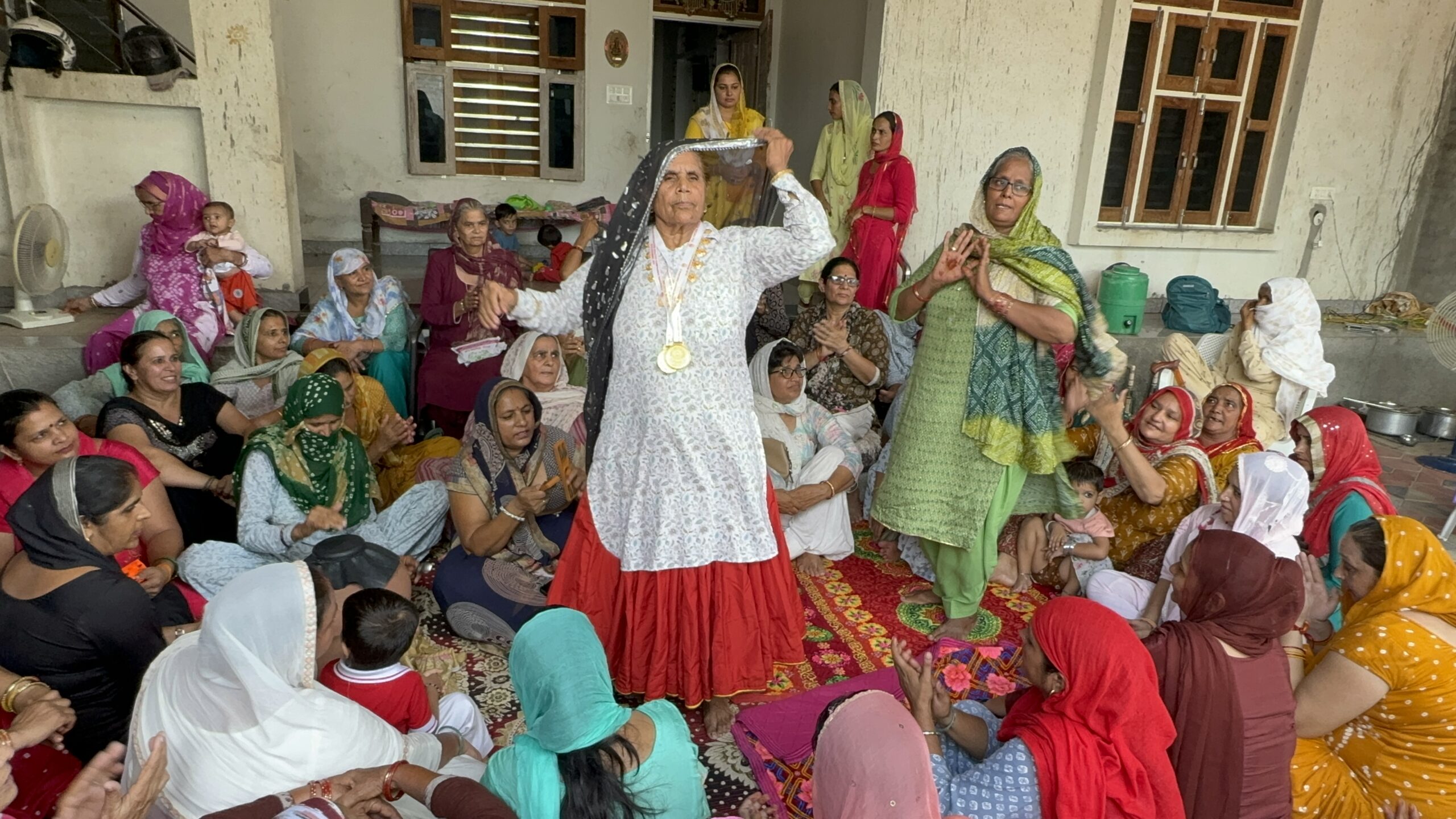 चरखी दादरी में ओलंपिक मेडल विजेता मनु भाकर के नैनिहाल में जश्न के दौरान मिठाइयां बांटकर जश्न मनाते परिजन।