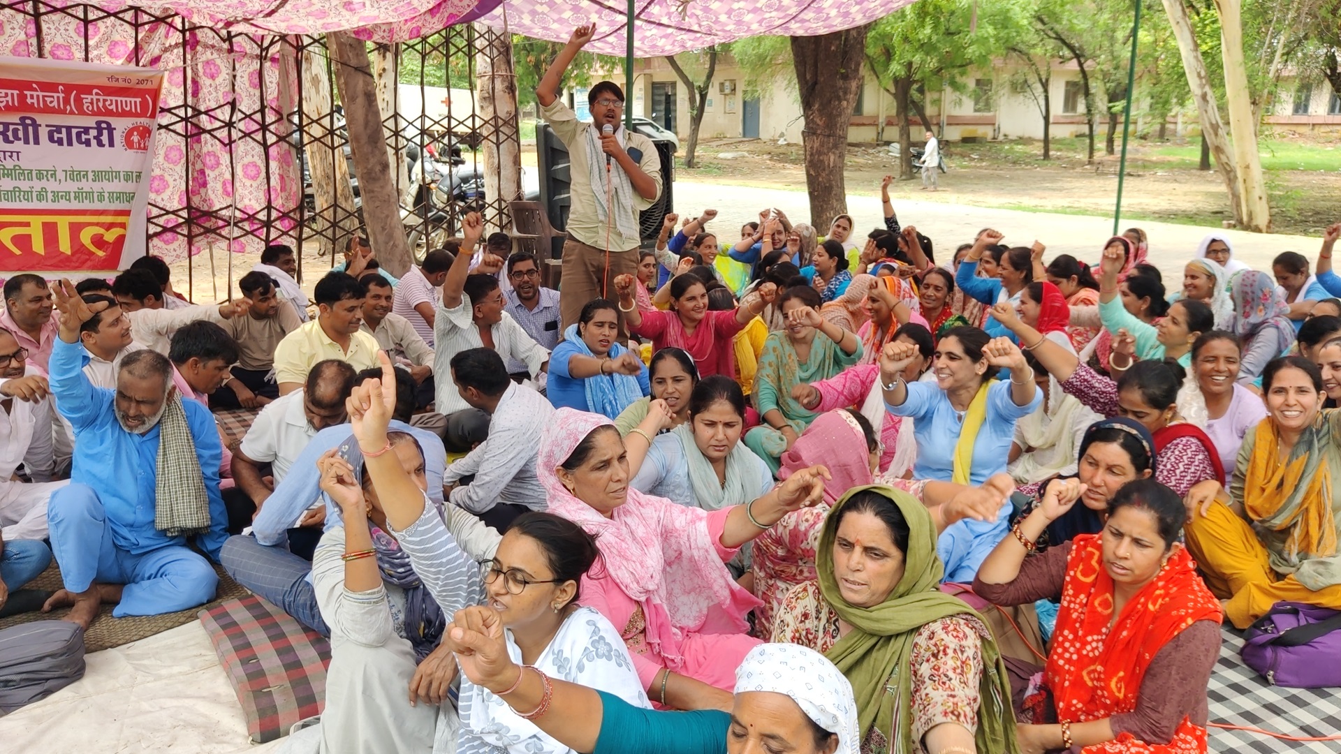 चरखी दादरी में धरने पर बैठे हड़ताली एनएचएम कर्मचारी प्रदर्शन करते हुए