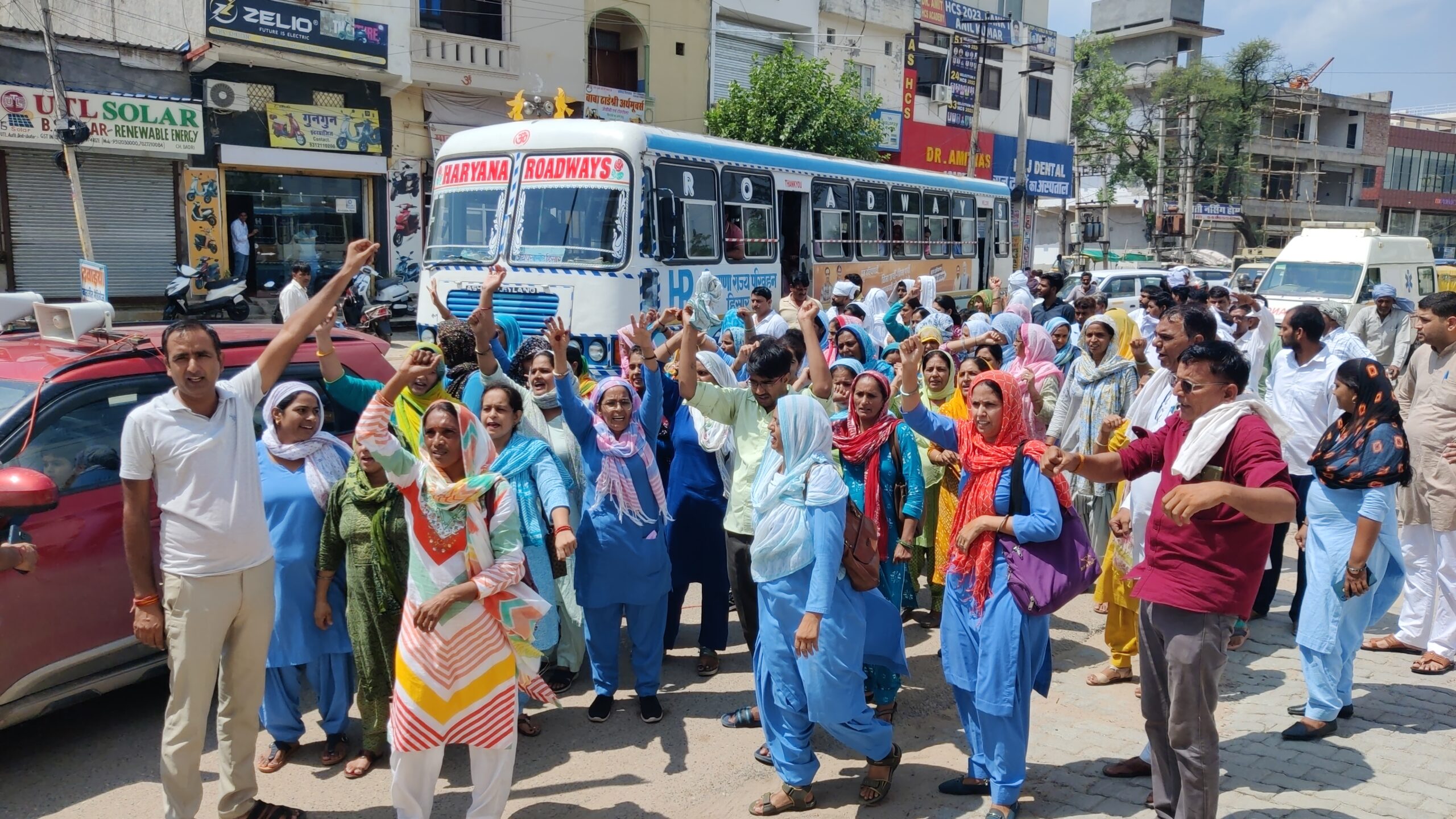 कर्मचारियों ने सड़कों पर प्रदर्शन कर भाजपा जिलाध्यक्ष के निवास पर बवाल काटा