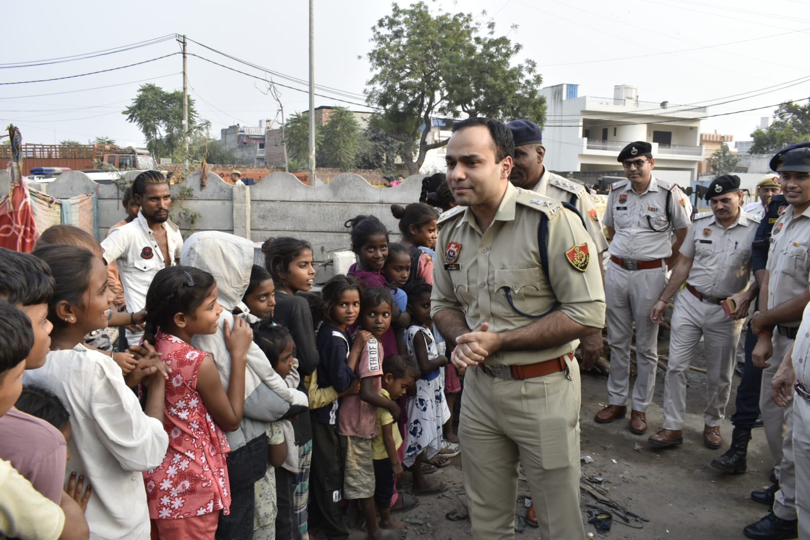 चरखी दादरी में बृस्पतिवार को झुग्गियों में बच्चों के साथ बाल दिवस मनाने के दौरान पढ़ाई के लिए प्रेरित करते एसपी अर्ष वर्मा।