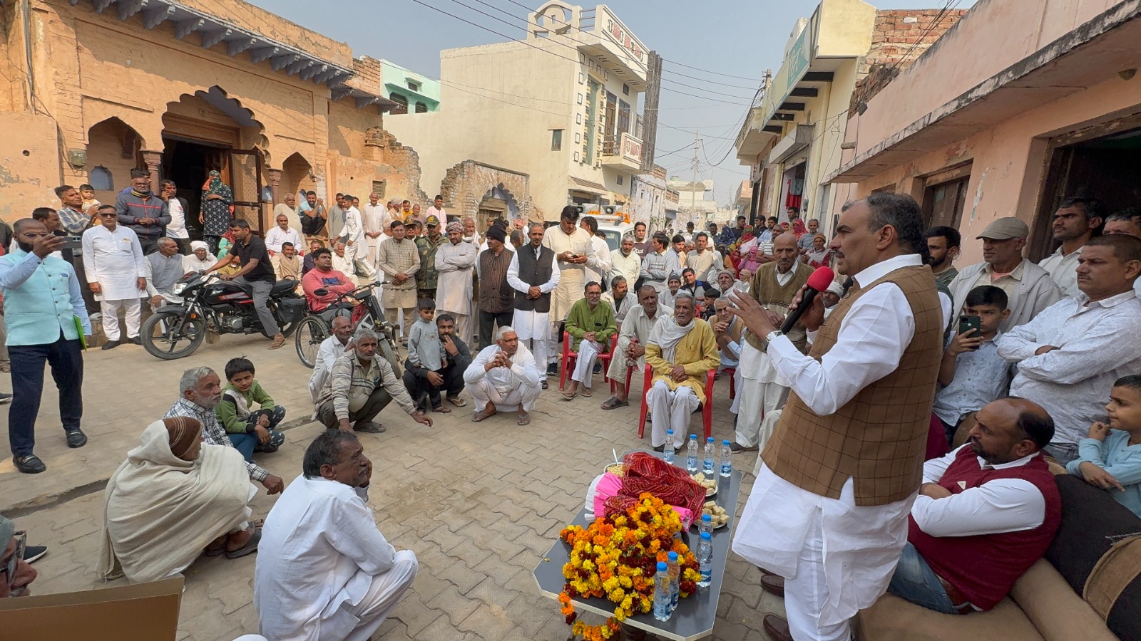 विधायक ने हलके के कई गांवों में अधिकारियों संग जनता दरबार लगाकर सुनी जनसमस्याएं