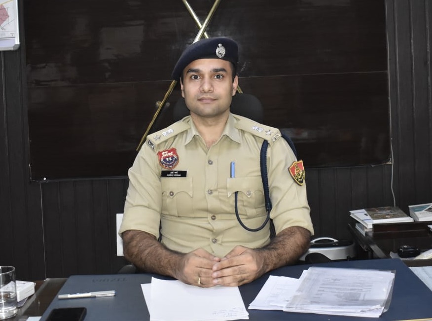 चरखी दादरी में मंगलवार को कार्यभार संभालने के बाद पुलिस अधिकारियों की बैठक में निर्देश देते एसपी अर्श वर्मा।