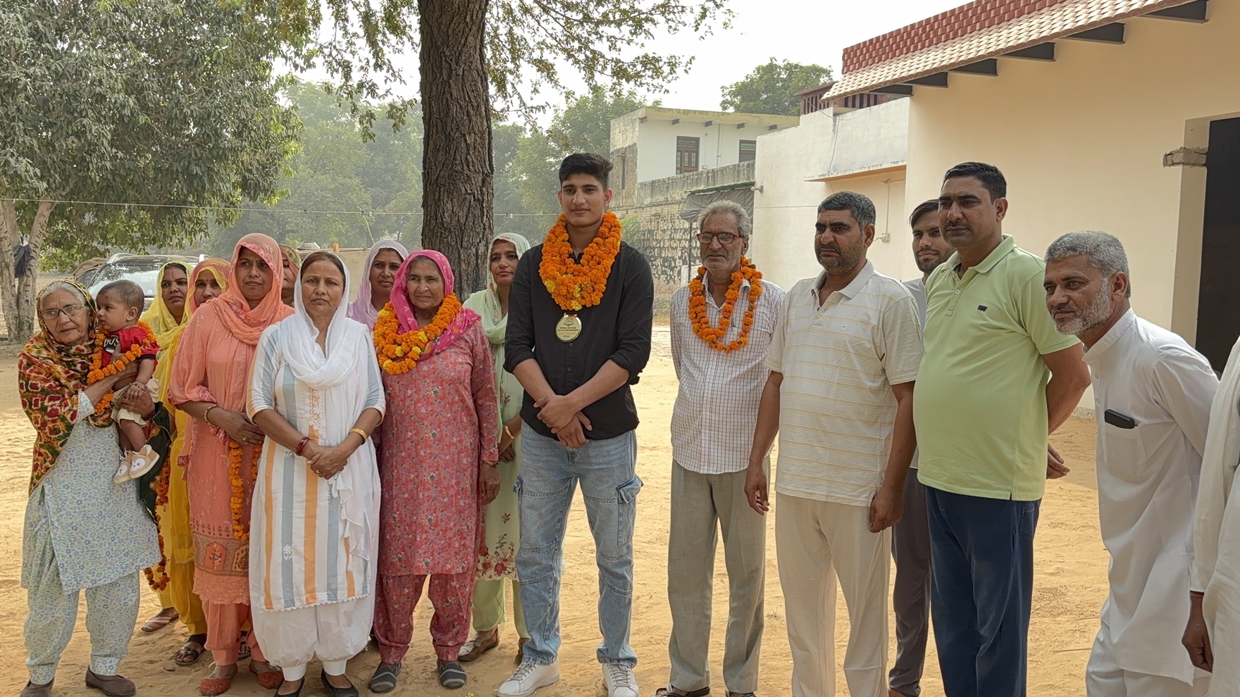 चरखी दादरी के गांव खेड़ी बूरा में गोल्ड जीतने के बाद हेमंत को सम्मानित परिजन व ग्रामीण।